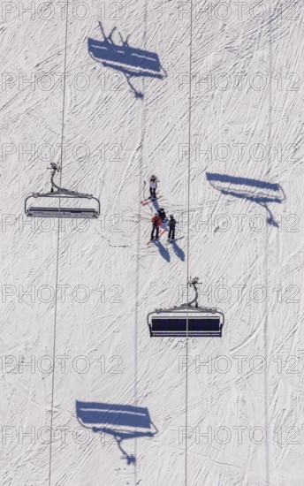 Skiers on ski slope and chairlift, Winterberg, Sauerland, North Rhine-Westphalia, Germany, DE, Europe, aerial view, aerial photography, aerial photography, pandemic lockdown, snow remains, chairlift, ski lift, overview, circulating cable car, bird's eye view, winter, birds-eyes view, overview