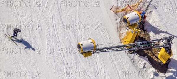 Skiers on ski slope and chairlift, Winterberg, Sauerland, North Rhine-Westphalia, Germany, DE, Europe, aerial view, aerial photography, aerial photography, pandemic lockdown, snow cannon, snow remains, chairlift, ski lift, overview, circulating cable car, bird's eye view, winter, birds-eyes view, overview