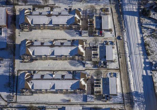 Aerial view, residential buildings Ziegelstraße, Bebbelsdorf, Witten, Ruhr area, North Rhine-Westphalia, Germany, DE, Europe, property tax, real estate, aerial view, aerial photography, aerial photography, multi-family houses, apartment buildings, snow, overview, bird's eye view, winter, winter onset, residential complex, living and living, residential area, residential buildings, residential quality, residential neighbourhood, housing estate, birds-eyes view, overview