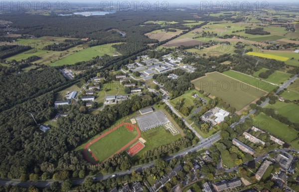 Aerial view, Schill barracks with sports field in the district Blumenkamp in Wesel, Lower Rhine, North Rhine-Westphalia, Germany, DE, Europe, football field, aerial view, aerial photography, aerial photography, military barracks, sports, sports facilities, sports field, sports facility, overview, bird's eye view, Wesel, birds-eyes view, overview