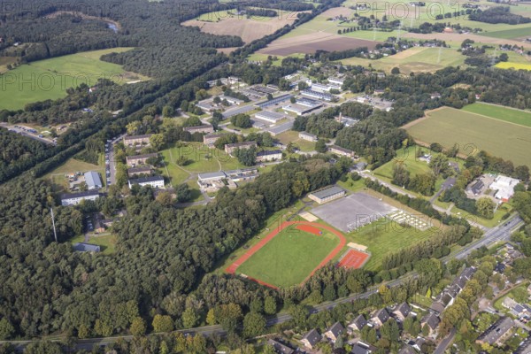 Aerial view, Schill barracks with sports field in the district Blumenkamp in Wesel, Lower Rhine, North Rhine-Westphalia, Germany, DE, Europe, football field, aerial view, aerial photography, aerial photography, military barracks, sports, sports facilities, sports field, sports facility, overview, bird's eye view, Wesel, birds-eyes view, overview