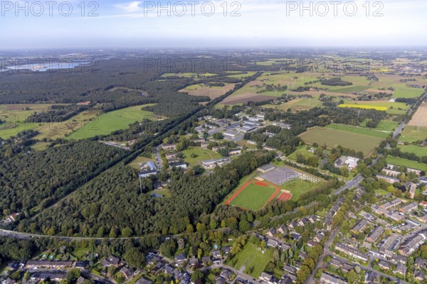 Aerial view, Schill barracks with sports field in the district Blumenkamp in Wesel, Lower Rhine, North Rhine-Westphalia, Germany, DE, Europe, football field, aerial view, aerial photography, aerial photography, military barracks, sports, sports facilities, sports field, sports facility, overview, bird's eye view, Wesel, birds-eyes view, overview
