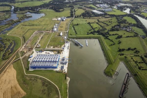 Aerial view, Rhein-Lippe-Hafen Wesel with heavy load terminal Niederrhein with solar roof in Wesel, Niederrhein, North Rhine-Westphalia, Germany, DE, Europe, harbour, Lippeverband, aerial view, aerial photography, aerial photography, photovoltaic, photovoltaic system, solar, solar system, solar roof, solar energy, overview, bird's eye view, Wesel, birds-eyes view, overview
