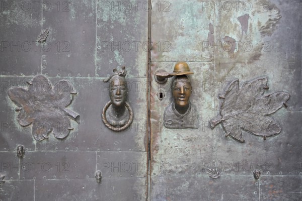 Door by Heinrich Apel 1974 at the entrance to the museum, bronze sculptures two faces, man, woman, door handle, door handle, decoration, heads, hat, modern art, keyhole, foliage, detail, art museum, Kloster Unser Lieben Frauen, Magdeburg, Romanesque Road, Saxony-Anhalt, Germany