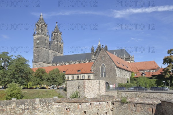 Gothic Magdeburg Cathedral, St Mauritius and St Katharina and medieval bastion Cleve with defence defence tower Cleve, city fortifications, Fürstenwall, Magdeburg, Saxony-Anhalt, Germany
