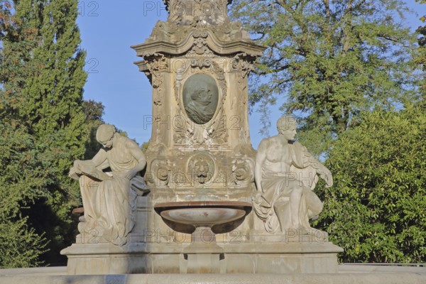 Memorial to Lord Mayor Gustav Hasselbach with seated allegorical sculptures, fountain, symbol, obelisk, Hasselbachbrunnen, Haydnplatz, Magdeburg, Saxony-Anhalt, Germany