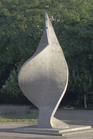 Sculpture flag monument by Joachim Sendler 1974, concrete, modern art, abstract art, large sculpture, curved, bent, arched, curved, spiral, helix, twisted, turned, Elbuferpromenade, Magdeburg, Saxony-Anhalt, Germany