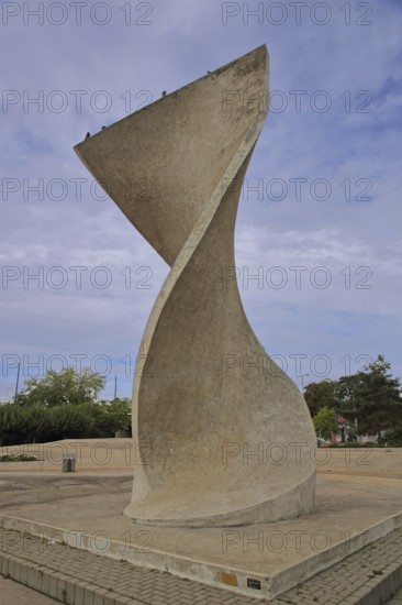 Sculpture flag monument by Joachim Sendler 1974, concrete, modern art, abstract art, large sculpture, curved, bent, arched, curved, spiral, helix, twisted, turned, Elbuferpromenade, Magdeburg, Saxony-Anhalt, Germany