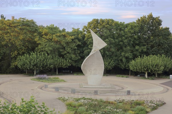 Sculpture flag monument by Joachim Sendler 1974, concrete, modern art, abstract art, large sculpture, curved, bent, arched, curved, spiral, helix, twisted, turned, Elbuferpromenade, Magdeburg, Saxony-Anhalt, Germany