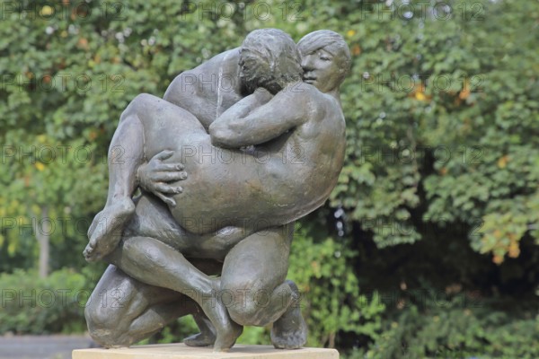 Sculpture Crouching couple by Bernd Göbel 1979, naked lovers, entwined, man carrying woman, embracing, crouching, bronze sculpture, modern art, life-size, Elbuferpromenade, Magdeburg, Saxony-Anhalt, Germany