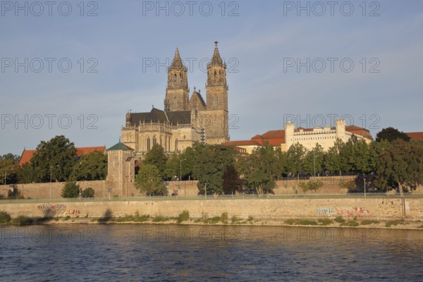 Cityscape with Gothic cathedral, city wall with defence defence tower Kiek in de Köken and building of the waterways and shipping office with battlements, banks of the river Schlein, city fortifications, banks of the Elbe, Elbe, Magdeburg Cathedral, St. Katharina, Magdeburg, Saxony-Anhalt, Germany