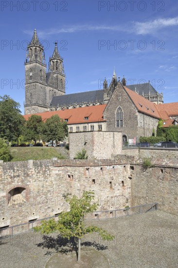 Medieval bastion Cleve with defence defence tower Cleve and Gothic Magdeburg Cathedral, St. Mauritius and St. Katharina, city fortifications, Fürstenwall, Magdeburg, Saxony-Anhalt, Germany