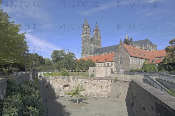 Medieval bastion Cleve with defence defence tower Cleve and Gothic Magdeburg Cathedral, St. Mauritius and St. Katharina, city fortifications, Fürstenwall, Magdeburg, Saxony-Anhalt, Germany