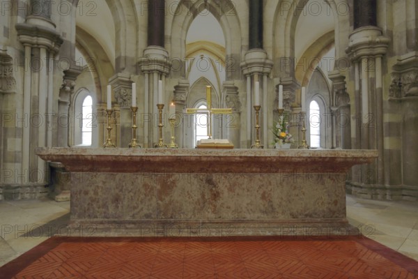 Altar with cross and candlestick, chancel, interior view, arts and crafts, St Mauritius and St Katharina, Magdeburg Cathedral, Magdeburg, Saxony-Anhalt, Germany