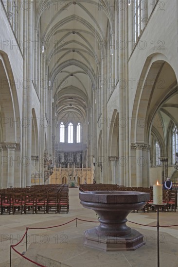 Gothic cathedral and red porphyry baptismal font from the Roman period, interior view, Roman, stone, candlestick, St Mauritius and St Katharina, Magdeburg Cathedral, Magdeburg, Saxony-Anhalt, Germany