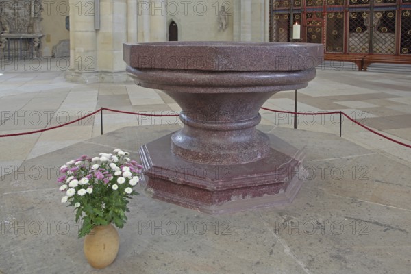 Gothic cathedral and red porphyry baptismal font from the Roman period, interior view, Roman, stone, candlestick, bouquet of flowers, St Mauritius and St Katharina, Magdeburg Cathedral, Magdeburg, Saxony-Anhalt, Germany