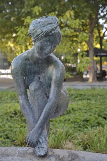 Sculpture Bathing Girl by Heinrich Apel 1972, bronze sculpture, modern art, bathing female figure with one leg on water basin above, look, Magdeburg, Saxony-Anhalt, Germany