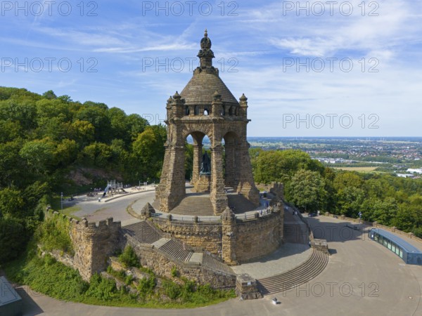 A monumental building on a hill, surrounded by trees and a sweeping view, aerial view, Kaiser Wilhelm Monument at Porta Westfalica, Barkhausen, East Westphalia-Lippe, North Rhine-Westphalia, Germany