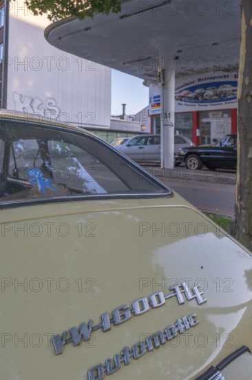 View over the rear of a VW 1600 TLE Automatic to a car repair shop, Hainholz, Hanover, Lower Saxony, Germany