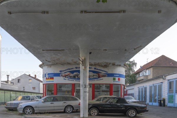 View of a car repair shop from where older cars are parked, Hainholz, Hanover, Lower Saxony, Germany