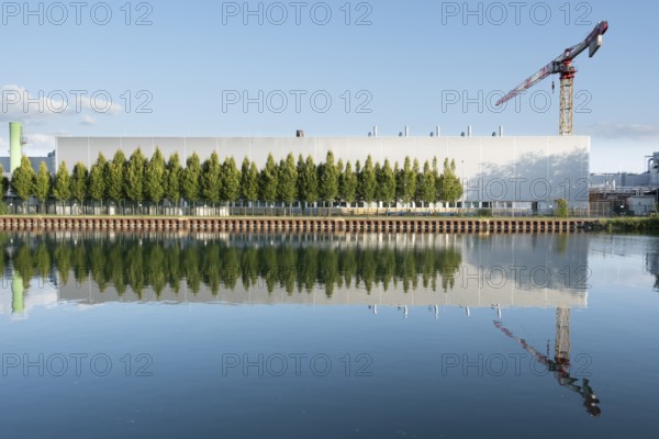 View across the Mittelland Canal to an industrial building with a crane, Garbsen, Hanover, Lower Saxony, Germany
