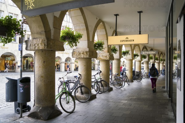 Shops in the arcades, Prinzipalmarkt, Münster, North Rhine-Westphalia, Germany