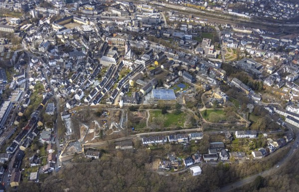 Aerial view, city centre view, castle park and construction site in the southern part of the castle park, Upper Castle, Nikolaikirche, Siegen-Kernband, Siegen, Siegerland, North Rhine-Westphalia, Germany, old town, construction work, construction area, construction site, construction measure, construction project, construction site, City, DE, Europe, city centre, aerial view, aerial photography, aerial photography, Realschule Am Oberen Schloss, castle, city centre, overview, bird's eye view, birds-eyes view, overview