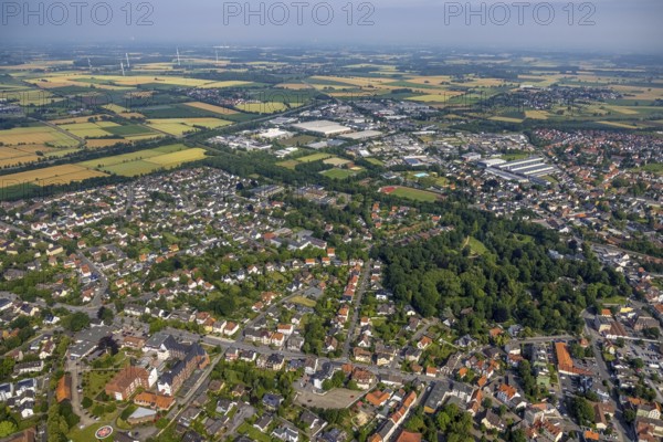 Aerial view, spa garden Wald and city centre, commercial area Hammer Straße, Werl, Soester Börde, North Rhine-Westphalia, Germany, DE, Europe, commercial enterprises, commercial area, commercial area, commercial location, commercial use, industrial area, industrial location, aerial view, aerial photography, aerial photography, park, overview, bird's-eye view, woodland, birds-eyes view, overview