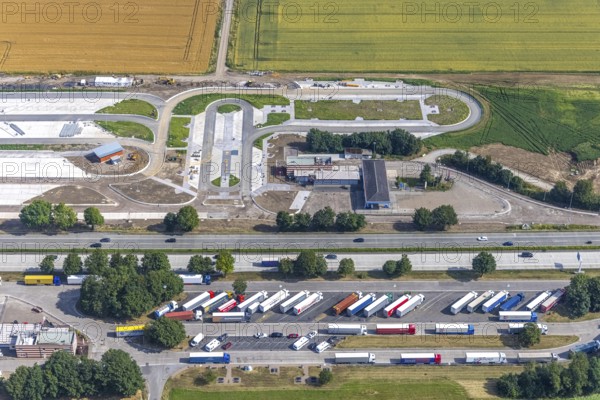 Aerial view, motorway A44 service area Am Haarstrang, construction site and new construction Haarstrang Nord, Westbüderich, Werl, Soester Börde, North Rhine-Westphalia, Germany, motorway A44, motorway service area, motorway service area, construction work, construction area, construction site, construction project, construction site, DE, Europe, truck parking, aerial view, aerial photography, aerial photography, new construction, service area, overview, bird's eye view, birds-eyes view, overview