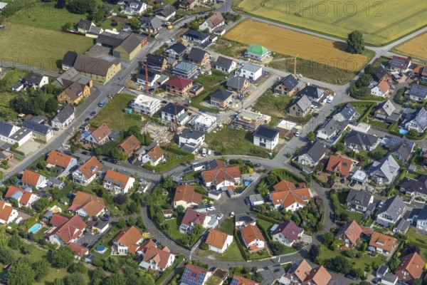 Aerial view, housing estate in the roundabout Vincenz-Frigger-Straße, construction site new development area An Wortmanns Mühle, Ostbüderich, Werl, Soester Börde, North Rhine-Westphalia, Germany, construction work, construction area, building site, building plots, construction crane, construction measure, construction project, construction site, DE, Europe, roundabout, roundabout, aerial view, aerial photography, aerial photography, new building, overview, bird's-eye view, overview