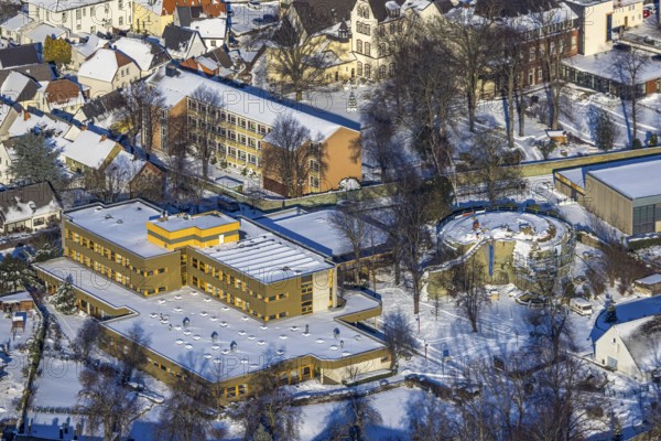 Aerial photo, Ursulinengymnasium Werl, castle ruins of the former electoral town castle, Werl, Soester Börde, North Rhine-Westphalia, Germany, Soester, Börde, DE, Europe, birds-eyes, view, aerial photograph, aerial photography, aerial photography, overview, overview, bird's eye view, Ursulinengymnasium, castle ruins, former, electoral, state castle, education, pupils, college, education, school year, homework, class, year, education, pedagogy