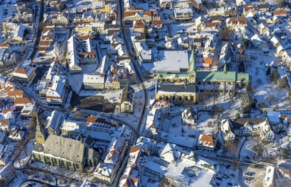 Aerial view, Old Town, Basilica of the Visitation of the Virgin Mary, Walburgisstraße, Old Pilgrimage Church, Franciscan Monastery Renovation, winter, snow, Werl, Soester Börde, North Rhine-Westphalia, Germany, Soester, Börde, DE, Europe, birds-eyes, view, aerial photography, aerial photography, aerial photography, overview, overview, bird's eye view, church, religion, faith, worship, mass, monastery, ecclesiastical, building