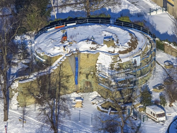 Aerial photo, construction site Werl Castle, castle ruins of the former electoral town castle, at the Ursulinengymnasium, winter, snow, Werl, Soester Börde, North Rhine-Westphalia, Germany, Soester, Börde, DE, Europe, birds-eyes, view, aerial photo, aerial photography, aerial photography, overview, overview, bird's eye view, castle ruins, former, electoral, state castle