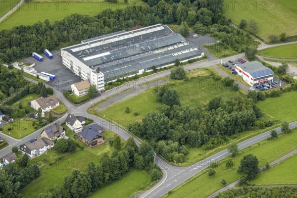 Aerial photo, Fahrradwerk Enik Gmbh, Autohaus Hunold, Wenden, Sauerland, North Rhine-Westphalia, Germany, DE, Europe, commercial enterprises, commercial area, commercial area, commercial location, commercial use, industrial area, aerial photography, aerial photography, aerial photography, overview, bird's-eye view, overview