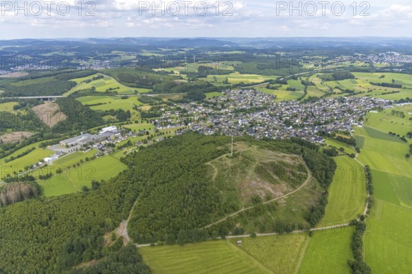 Aerial view, Löhkopf forest area with forest damage, Ottfingen, Wenden, Sauerland, North Rhine-Westphalia, Germany, tree death, bark beetle damage, bark beetle plague, DE, Europe, property tax, real estate, clear-cutting, aerial photography, aerial photography, overview, bird's-eye view, forest, forest damage, forest dieback, living and living, residential area, residential buildings, quality of living, birds-eyes view, overview