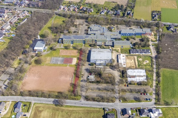 Aerial view, Gymnasium Voerde, Städtische Kindertageseinrichtung Am Gymnasium, Hallenbad Voerde, Friedrichsfeld, Voerde, Ruhr Area, Niederrhein, North Rhine-Westphalia, Deutschland, Badeanstalt, Badeort, Bildung, Bildungseinrichtung, DE, Europa, Gymnasium, Hallenbad, Kindergarten, Kindertageseinrichtung, Kindertagesstätte, Kita, Lehrinstitut, Luftaufnahme, Luftbildfotografie, Luftfotografie, Schule, Schwimmbad, Übersicht, Vogelperspektive, birds-eyes view, overview