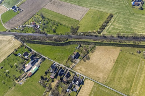 Aerial view, railway tracks Im Hörsken, meadows and fields, noise barrier, Betuweroute, Betuwelijn, Betuwe-Linie, Voerde, Ruhr area, Lower Rhine, North Rhine-Westphalia, Germany, railway area, railway tracks, DE, Europe, aerial view, aerial photography, aerial photography, overview, bird's-eye view, overview