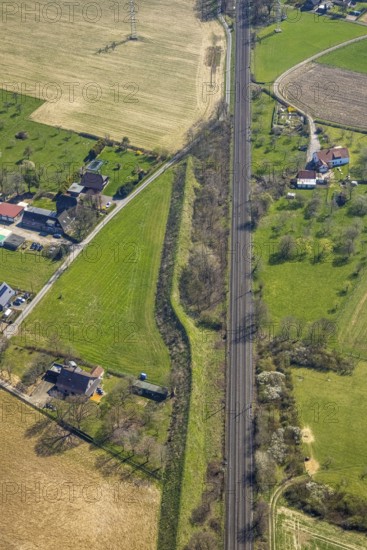 Aerial view, railway tracks Im Hörsken, meadows and fields, noise barrier, Betuweroute, Betuwelijn, Betuwe-Linie, Voerde, Ruhr area, Lower Rhine, North Rhine-Westphalia, Germany, railway area, railway tracks, DE, Europe, aerial view, aerial photography, aerial photography, overview, bird's-eye view, overview