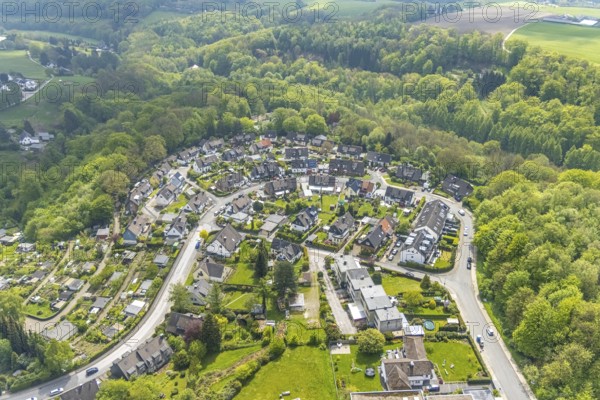 Aerial view, residential area Am Brangenberg, Velbert, Ruhr area, North Rhine-Westphalia, Germany, DE, Europe, property tax, real estate, aerial view, aerial photography, aerial photography, overview, bird's-eye view, forest edge, housing estate, living and life, residential area, residential buildings, residential quality, residential neighbourhood, housing estate, birds-eyes view, overview