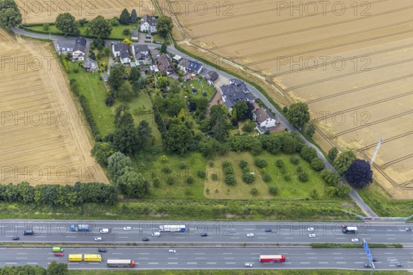 Aerial view, housing estate Massener Heide on the A1 motorway, Maßen, Unna, Ruhr area, North Rhine-Westphalia, Germany, DE, Europe, property tax, real estate, aerial view, aerial photography, aerial photography, road traffic, overview, bird's-eye view, meadows and fields, housing estate, housing and living, residential area, residential buildings, housing quality, housing estate, bird's-eye view, overview