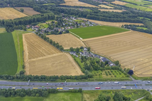 Aerial view, housing estate Massener Heide on the A1 motorway, Maßen, Unna, Ruhr area, North Rhine-Westphalia, Germany, DE, Europe, property tax, real estate, aerial view, aerial photography, aerial photography, road traffic, overview, bird's-eye view, meadows and fields, housing estate, housing and living, residential area, residential buildings, housing quality, housing estate, bird's-eye view, overview