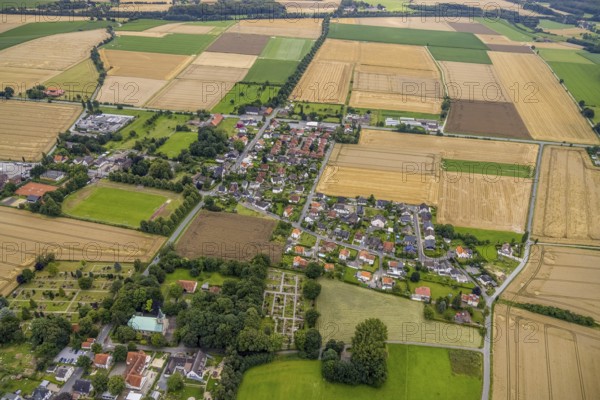 Aerial view, meadows and fields with cemetery in Hemmerde, Unna, Ruhr area, North Rhine-Westphalia, Germany, burial site, DE, Europe, cemetery, memorial, place of worship, tomb, graves, burial ground, aerial view, aerial photography, aerial photography, mosaic form, resting place, overview, bird's-eye view, meadows and fields, birds-eyes view, overview