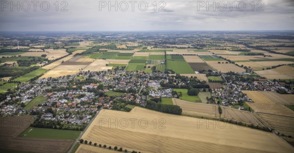 Aerial view, meadows and fields with local view Hemmerde, Unna, Ruhr area, North Rhine-Westphalia, Germany, DE, Europe, property tax, real estate, aerial view, aerial photography, aerial photography, mosaic form, overview, bird's-eye view, meadows and fields, living and life, residential buildings, quality of life, birds-eyes view, overview