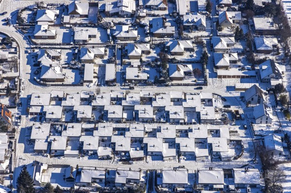Aerial view, residential buildings Rosenweg, snow-covered bungalows, Unna, Ruhr area, North Rhine-Westphalia, Germany, bungalows, DE, Europe, aerial view, aerial photography, aerial photography, snow, snow roofs, overview, bird's eye view, winter, winter onset, winter landscape, birds-eyes view, overview