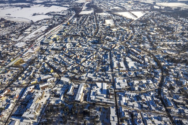 Aerial view, city centre, city, old town, Wallring, Unna, Ruhr area, North Rhine-Westphalia, Germany, DE, Europe, Protestant town church, property tax, real estate, aerial view, aerial photography, aerial photography, snow, overview, bird's-eye view, Wall streets, winter, onset of winter, winter landscape, living and life, residential area, residential buildings, quality of life, bird's-eye view, overview