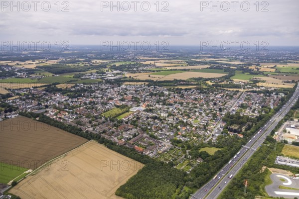 Aerial view, view of Maßen on the A1 motorway, Maßen, Unna, Ruhr area, North Rhine-Westphalia, Germany, DE, Europe, distant view, property tax, real estate, aerial view, aerial photography, aerial photography, overview, bird's-eye view, living and life, residential area, residential buildings, quality of life, birds-eyes view, overview