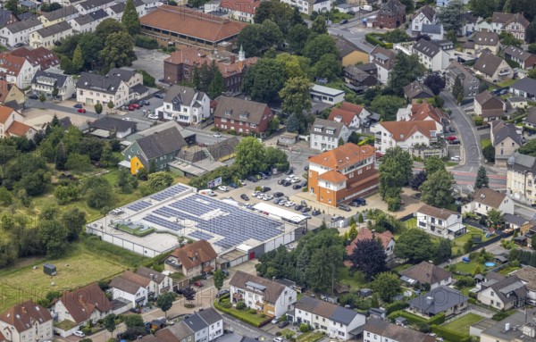 Aerial view, Rewe supermarket with solar roof, Massener Hellweg, primary school Schillerschule, Maßen, Unna, Ruhr area, North Rhine-Westphalia, Germany, education, educational institution, DE, shopping markets, shopping square, shopping centre, Europe, primary school, educational institute, aerial view, aerial photography, aerial photography, local supply centre, photovoltaics, photovoltaic system, school, solar, solar system, solar roof, solar energy, solar energy, overview, bird's eye view, birds-eyes view, overview