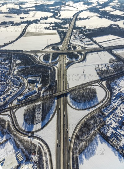 Aerial view, motorway junction Dortmund-Unna, A44 and A1, Maßen, Unna, Ruhr area, North Rhine-Westphalia, Germany, motorway junction, federal road B1, DE, Europe, aerial view, aerial photography, aerial photography, snow, overview, bird's-eye view, winter, onset of winter, winter landscape, birds-eyes view, overview