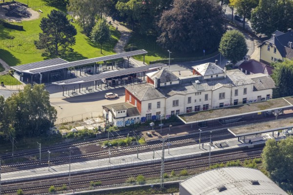 Aerial view, Schwelm railway station with red station building and bus station with solar roof in Schwelm, Ruhr area, North Rhine-Westphalia, Germany, railway station, station forecourt, bus station, DE, Deutsche Bahn AG, Europe, central station, main station, aerial view, aerial photography, aerial photography, Schwelm, overview, bird's-eye view, ZOB, birds-eyes view, overview
