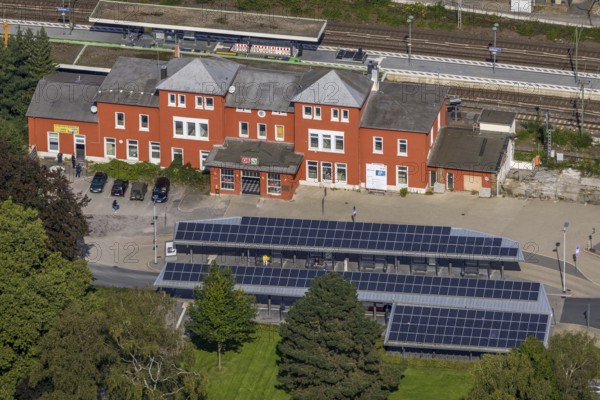 Aerial view, Schwelm railway station with red station building and bus station with solar roof in Schwelm, Ruhr area, North Rhine-Westphalia, Germany, railway station, station forecourt, bus station, DE, Deutsche Bahn AG, Europe, central station, main station, aerial view, aerial photography, aerial photography, Schwelm, overview, bird's-eye view, ZOB, birds-eyes view, overview